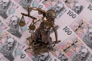 Zlaté padáky ve ztrátové pojišťovně. Dva manažeři Zdravotní pojišťovny ministerstva vnitra mají dostat přes 44 milionů